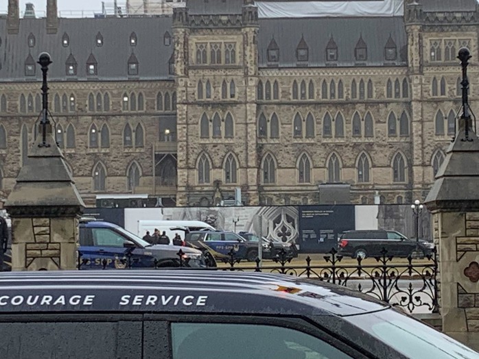 Canada: Tòa nhà quốc hội bị phong tỏa, robot và đội phá bom xuất hiện- Ảnh 2. Canada: Tòa nhà quốc hội bị phong tỏa, robot và đội phá bom xuất hiện- Ảnh 2.