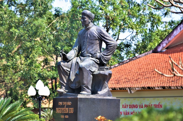 Cận cảnh hiện vật, tư liệu quý từng gắn với cuộc đời, sự nghiệp Đại thi hào Nguyễn Du- Ảnh 5. Cận cảnh hiện vật, tư liệu quý từng gắn với cuộc đời, sự nghiệp Đại thi hào Nguyễn Du- Ảnh 5.