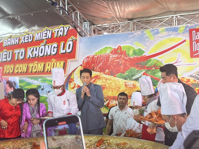 VIDEO: Chiếc bánh xèo lớn nhất từ trước đến nay được đổ như thế nào?- Ảnh 1.