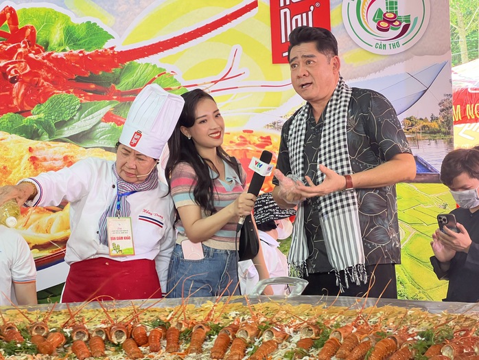 VIDEO: Chiếc bánh xèo lớn nhất từ trước đến nay được đổ như thế nào?- Ảnh 2.