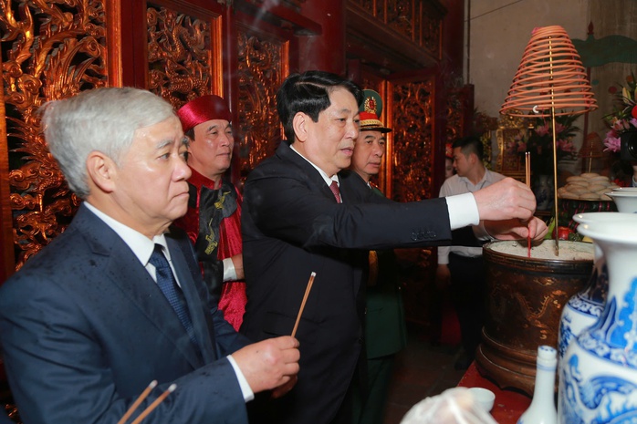 Chủ tịch nước Lương Cường dâng hương tưởng nhớ các Vua Hùng- Ảnh 4. Chủ tịch nước Lương Cường dâng hương tưởng nhớ các Vua Hùng- Ảnh 4.