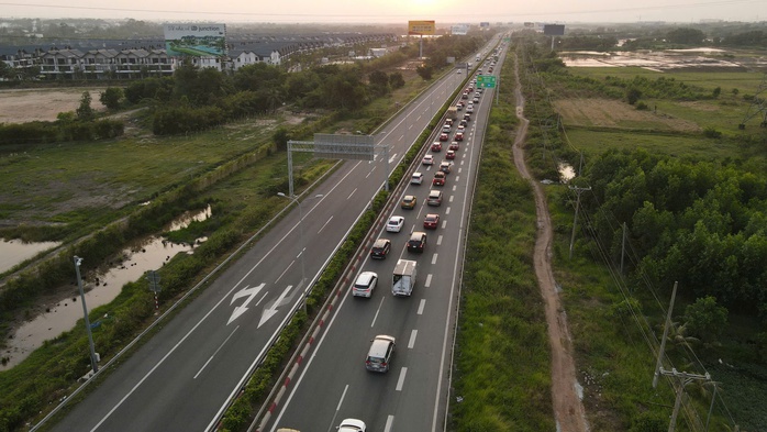 Ùn ứ nhiều km trên đường cao tốc TP HCM - Long Thành - Dầu Giây, nhiều người lắc đầu ngao ngán - Ảnh 1. Ùn ứ nhiều km trên đường cao tốc TP HCM - Long Thành - Dầu Giây, nhiều người lắc đầu ngao ngán - Ảnh 1.