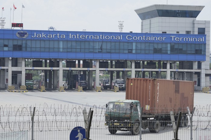 Một xe container chạy qua cảng container quốc tế Jakarta tại cảng biển Tanjung Priok ở TP Jakarta - Indonesia hôm 3-4 Ảnh: AP Một xe container chạy qua cảng container quốc tế Jakarta tại cảng biển Tanjung Priok ở TP Jakarta - Indonesia hôm 3-4 Ảnh: AP
