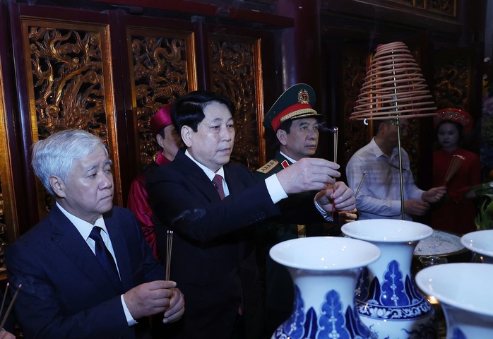 Chủ tịch nước Lương Cường dâng hương tại Khu Di tích Lịch sử Đền Hùng vào sáng 7-4Ảnh: TTXVN Chủ tịch nước Lương Cường dâng hương tại Khu Di tích Lịch sử Đền Hùng vào sáng 7-4Ảnh: TTXVN