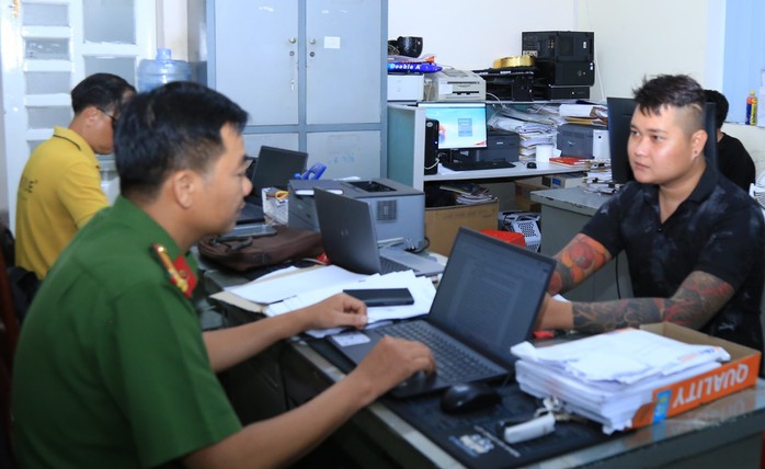 NÓNG: Bắt 5 đối tượng trong clip “uy hiếp đòi nợ” gây xôn xao ở Đồng Nai - Ảnh 3. NÓNG: Bắt 5 đối tượng trong clip “uy hiếp đòi nợ” gây xôn xao ở Đồng Nai - Ảnh 3.