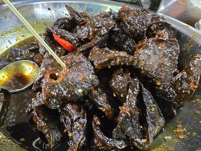 Hàng phá lấu bò đông khách dù nằm sâu trong hẻm nhỏ ở TP HCM- Ảnh 12. Hàng phá lấu bò đông khách dù nằm sâu trong hẻm nhỏ ở TP HCM- Ảnh 12.