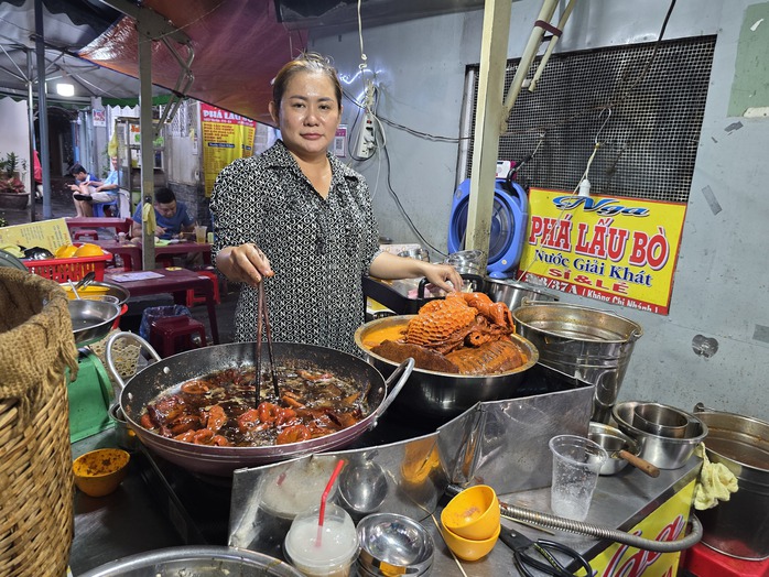 Hàng phá lấu bò đông khách dù nằm sâu trong hẻm nhỏ ở TP HCM- Ảnh 1. Hàng phá lấu bò đông khách dù nằm sâu trong hẻm nhỏ ở TP HCM- Ảnh 1.
