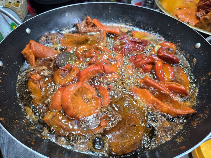 Hàng phá lấu bò đông khách dù nằm sâu trong hẻm nhỏ ở TP HCM- Ảnh 14. Hàng phá lấu bò đông khách dù nằm sâu trong hẻm nhỏ ở TP HCM- Ảnh 14.