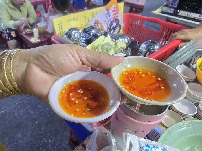 Hàng phá lấu bò đông khách dù nằm sâu trong hẻm nhỏ ở TP HCM- Ảnh 9. Hàng phá lấu bò đông khách dù nằm sâu trong hẻm nhỏ ở TP HCM- Ảnh 9.