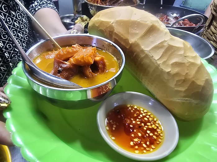 Hàng phá lấu bò đông khách dù nằm sâu trong hẻm nhỏ ở TP HCM- Ảnh 11. Hàng phá lấu bò đông khách dù nằm sâu trong hẻm nhỏ ở TP HCM- Ảnh 11.
