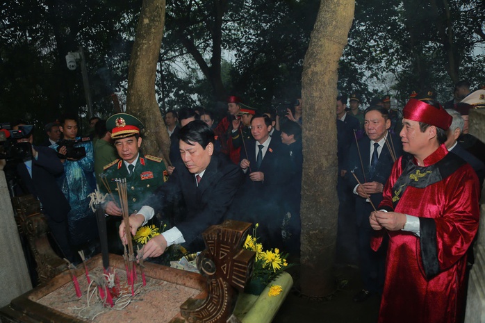 Chủ tịch nước Lương Cường dâng hương tưởng nhớ các Vua Hùng- Ảnh 3. Chủ tịch nước Lương Cường dâng hương tưởng nhớ các Vua Hùng- Ảnh 3.