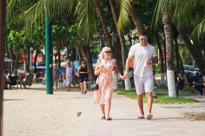 Du khách nước ngoài đến biển Nha TrangẢnh: KỲ NAM Du khách nước ngoài đến biển Nha TrangẢnh: KỲ NAM