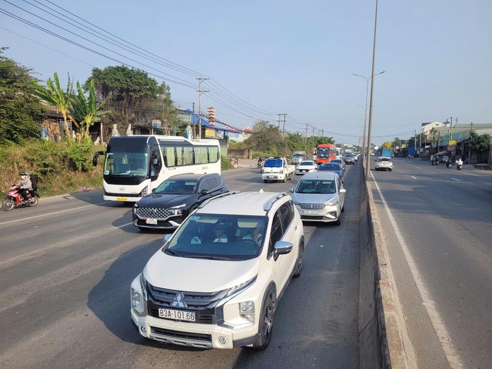 Ùn ứ nhiều km trên đường cao tốc TP HCM - Long Thành - Dầu Giây, nhiều người lắc đầu ngao ngán - Ảnh 4. Ùn ứ nhiều km trên đường cao tốc TP HCM - Long Thành - Dầu Giây, nhiều người lắc đầu ngao ngán - Ảnh 4.