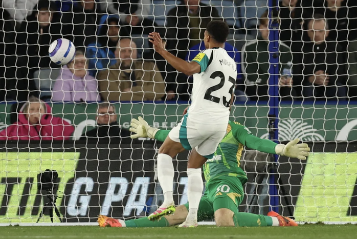 Leicester thua trắng 0-3, Newcastle đẩy Man City khỏi Top 5 - Ảnh 3. Leicester thua trắng 0-3, Newcastle đẩy Man City khỏi Top 5 - Ảnh 3.