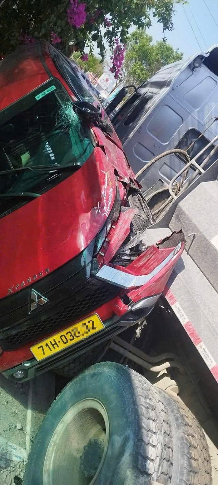 CLIP: Hiện trường xe đầu kéo tông lật xe 7 chỗ, 1 người tử vong- Ảnh 9. CLIP: Hiện trường xe đầu kéo tông lật xe 7 chỗ, 1 người tử vong- Ảnh 9.