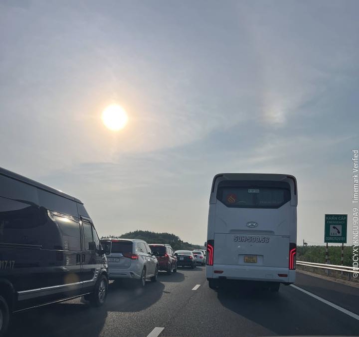 Ùn ứ nhiều km trên đường cao tốc TP HCM - Long Thành - Dầu Giây, nhiều người lắc đầu ngao ngán - Ảnh 10. Ùn ứ nhiều km trên đường cao tốc TP HCM - Long Thành - Dầu Giây, nhiều người lắc đầu ngao ngán - Ảnh 10.