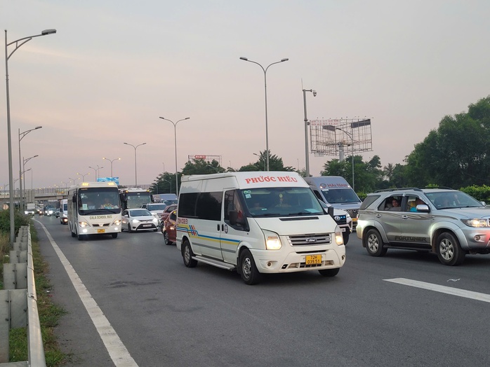 Ùn ứ nhiều km trên đường cao tốc TP HCM - Long Thành - Dầu Giây, nhiều người lắc đầu ngao ngán - Ảnh 5. Ùn ứ nhiều km trên đường cao tốc TP HCM - Long Thành - Dầu Giây, nhiều người lắc đầu ngao ngán - Ảnh 5.