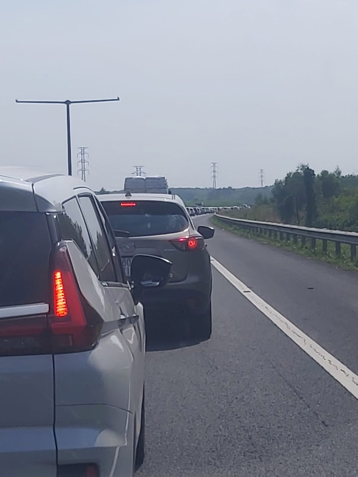 Ùn ứ nhiều km trên đường cao tốc TP HCM - Long Thành - Dầu Giây, nhiều người lắc đầu ngao ngán - Ảnh 3. Ùn ứ nhiều km trên đường cao tốc TP HCM - Long Thành - Dầu Giây, nhiều người lắc đầu ngao ngán - Ảnh 3.