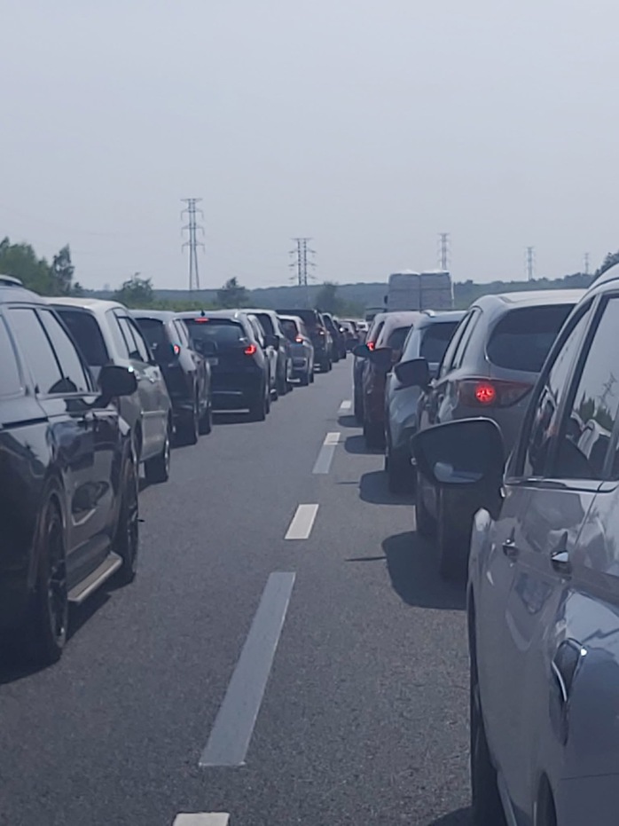 Ùn ứ nhiều km trên đường cao tốc TP HCM - Long Thành - Dầu Giây, nhiều người lắc đầu ngao ngán - Ảnh 2. Ùn ứ nhiều km trên đường cao tốc TP HCM - Long Thành - Dầu Giây, nhiều người lắc đầu ngao ngán - Ảnh 2.