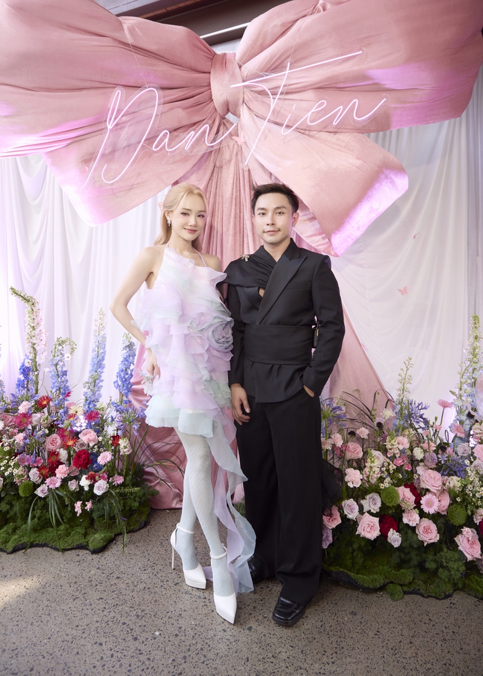 "Nữ thần chuyển giới" Đan Tiên làm ca sĩ
- Ảnh 1. "Nữ thần chuyển giới" Đan Tiên làm ca sĩ
- Ảnh 1.