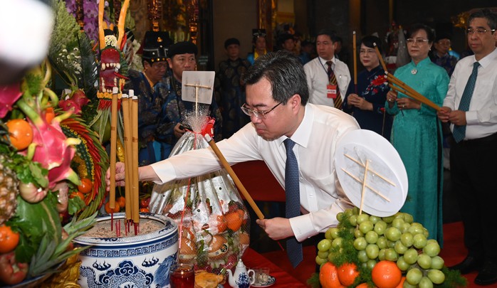 Phó Bí thư Thường trực Thành ủy TP HCM Nguyễn Thanh Nghị cùng đoàn đại biểu Thành ủy, HĐND, UBND và Ủy ban MTTQ TP HCM dâng hương lên Quốc Tổ Hùng Vương Phó Bí thư Thường trực Thành ủy TP HCM Nguyễn Thanh Nghị cùng đoàn đại biểu Thành ủy, HĐND, UBND và Ủy ban MTTQ TP HCM dâng hương lên Quốc Tổ Hùng Vương