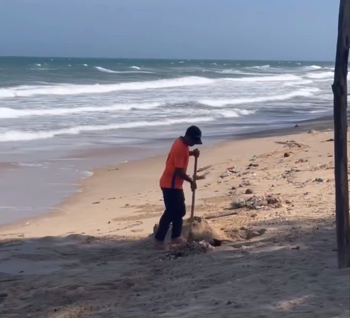 Clip “nhân viên khu du lịch chôn rác trên bờ biển Mũi Né” khiến nhiều người sốc- Ảnh 1. Clip “nhân viên khu du lịch chôn rác trên bờ biển Mũi Né” khiến nhiều người sốc- Ảnh 1.