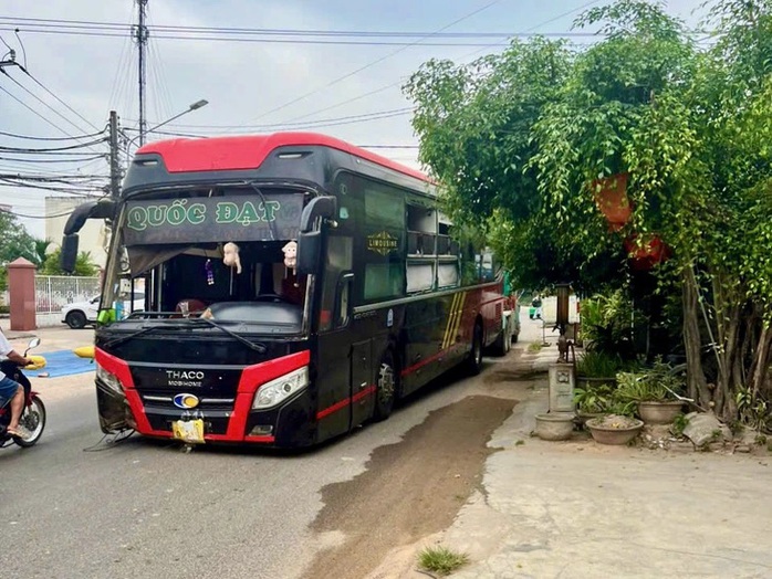 Xe khách bị lật trên Quốc lộ 19C, 1 người chết, nhiều người bị thương- Ảnh 3. Xe khách bị lật trên Quốc lộ 19C, 1 người chết, nhiều người bị thương- Ảnh 3.