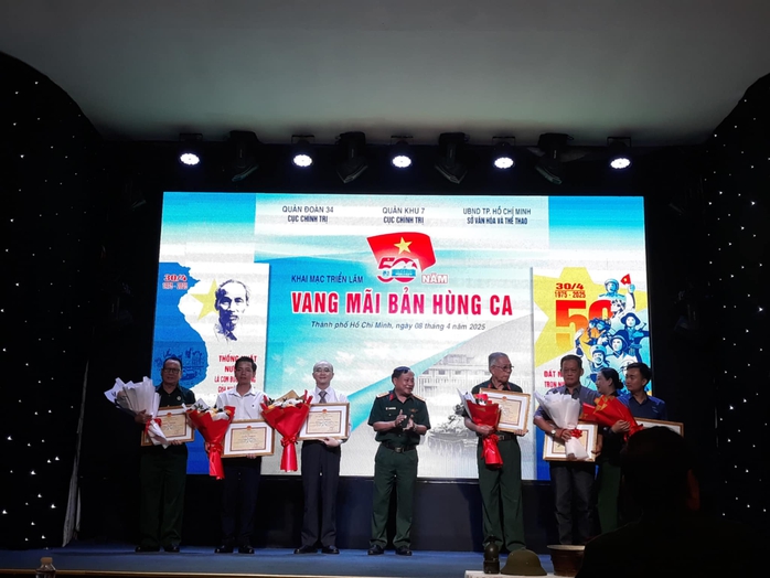 Khai mạc triển lãm chuyên đề "50 năm vang mãi bản hùng ca"- Ảnh 4. Khai mạc triển lãm chuyên đề "50 năm vang mãi bản hùng ca"- Ảnh 4.