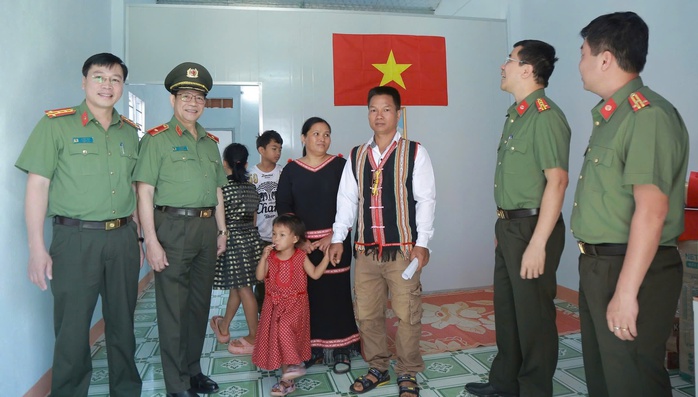 Công an tỉnh Đắk Lắk phối hợp với huyện Ea H’leo tổ chức bàn giao nhà cho gia đình chị Rơ Âu H’hra Ảnh: TUẤN KHANG Công an tỉnh Đắk Lắk phối hợp với huyện Ea H’leo tổ chức bàn giao nhà cho gia đình chị Rơ Âu H’hra Ảnh: TUẤN KHANG