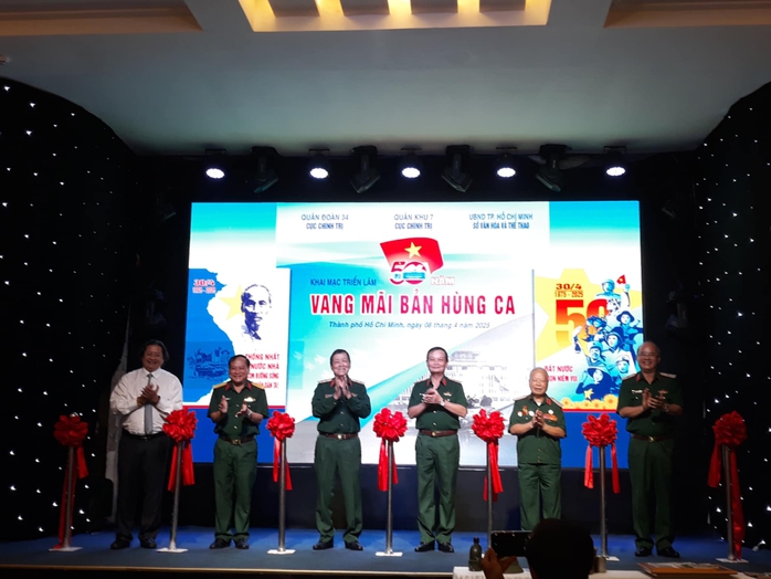 Khai mạc triển lãm chuyên đề "50 năm vang mãi bản hùng ca"- Ảnh 6. Khai mạc triển lãm chuyên đề "50 năm vang mãi bản hùng ca"- Ảnh 6.