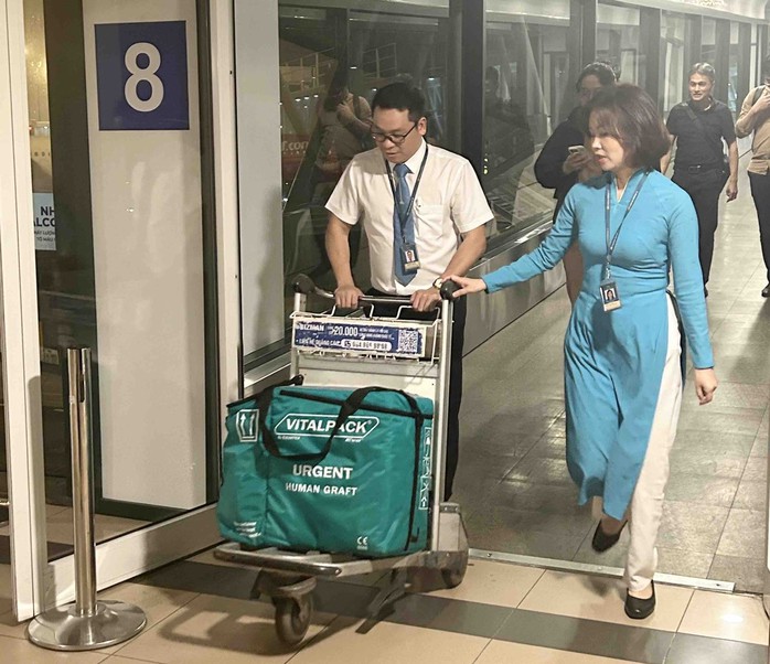 Chuyến bay lùi giờ để vận chuyển mô tạng đã mang lại cơ hội hồi sinh sự sống cho bệnh nhân