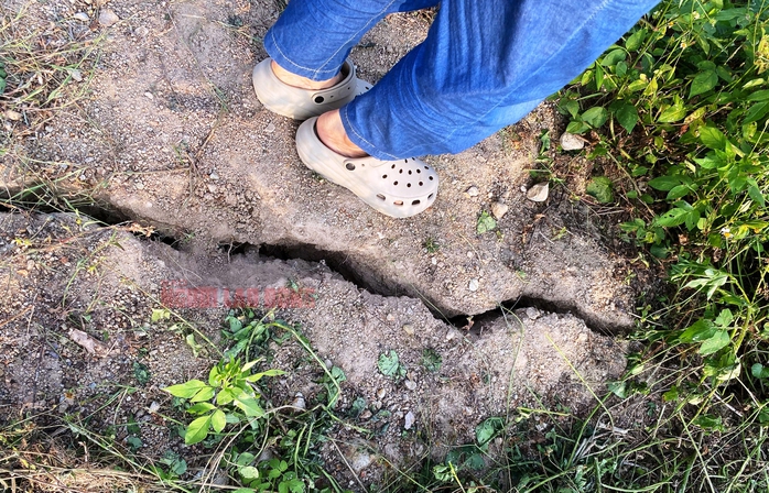 Hiện tượng lạ ở Phú Yên: Nứt đất, bùn trào lên- Ảnh 3. Hiện tượng lạ ở Phú Yên: Nứt đất, bùn trào lên- Ảnh 3.