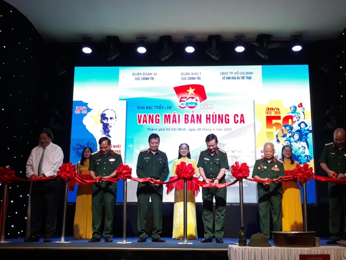 Khai mạc triển lãm chuyên đề "50 năm vang mãi bản hùng ca"- Ảnh 5. Khai mạc triển lãm chuyên đề "50 năm vang mãi bản hùng ca"- Ảnh 5.