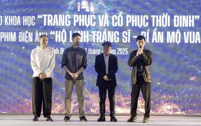 Đoàn làm phim (từ phải sang): Đạo diễn Nguyễn Phan Quang Bình, Nhạc sĩ Quốc Trung, Johnny Trí Nguyễn, DOP K_Linh Đoàn làm phim (từ phải sang): Đạo diễn Nguyễn Phan Quang Bình, Nhạc sĩ Quốc Trung, Johnny Trí Nguyễn, DOP K_Linh