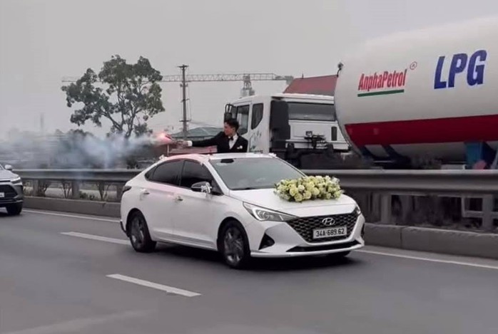 Chú rể và tài xế xe rước dâu đốt pháo sáng trên đường tới công an làm việc- Ảnh 2. Chú rể và tài xế xe rước dâu đốt pháo sáng trên đường tới công an làm việc- Ảnh 2.