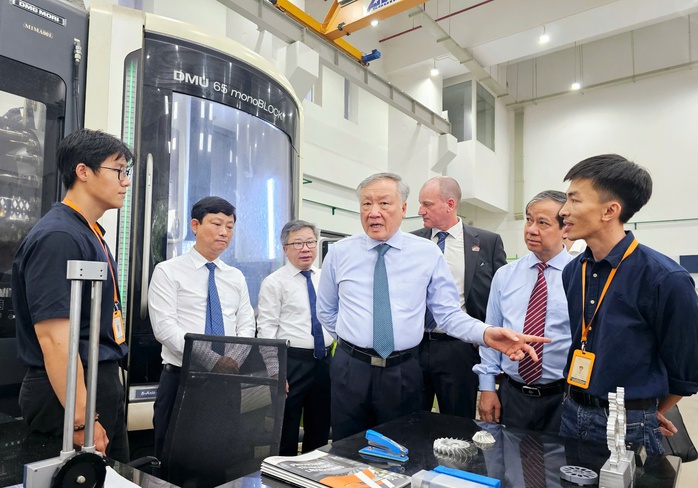 Hình ảnh Phó Thủ tướng Thường trực Nguyễn Hòa Bình thăm và làm việc tại Trường Đại học Việt Đức- Ảnh 7. Hình ảnh Phó Thủ tướng Thường trực Nguyễn Hòa Bình thăm và làm việc tại Trường Đại học Việt Đức- Ảnh 7.