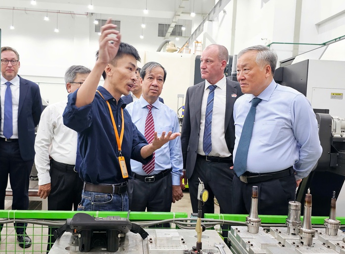 Hình ảnh Phó Thủ tướng Thường trực Nguyễn Hòa Bình thăm và làm việc tại Trường Đại học Việt Đức- Ảnh 5. Hình ảnh Phó Thủ tướng Thường trực Nguyễn Hòa Bình thăm và làm việc tại Trường Đại học Việt Đức- Ảnh 5.
