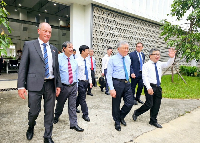 Hình ảnh Phó Thủ tướng Thường trực Nguyễn Hòa Bình thăm và làm việc tại Trường Đại học Việt Đức- Ảnh 8. Hình ảnh Phó Thủ tướng Thường trực Nguyễn Hòa Bình thăm và làm việc tại Trường Đại học Việt Đức- Ảnh 8.