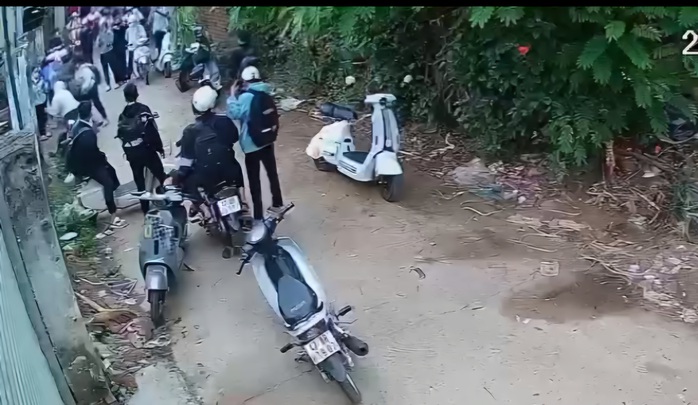 Nữ sinh lớp 10 bị bạn khác trường đánh túi bụi- Ảnh 1. Nữ sinh lớp 10 bị bạn khác trường đánh túi bụi- Ảnh 1.