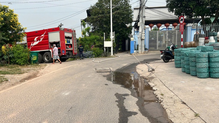 Nghẹt thở khống chế người đàn ông cầm súng cố thủ trong phòng trọ ở Bình Dương- Ảnh 1. Nghẹt thở khống chế người đàn ông cầm súng cố thủ trong phòng trọ ở Bình Dương- Ảnh 1.