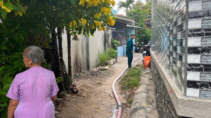 Nghẹt thở khống chế người đàn ông cầm súng cố thủ trong phòng trọ ở Bình Dương- Ảnh 3. Nghẹt thở khống chế người đàn ông cầm súng cố thủ trong phòng trọ ở Bình Dương- Ảnh 3.