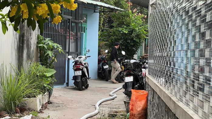 Nghẹt thở khống chế người đàn ông cầm súng cố thủ trong phòng trọ ở Bình Dương- Ảnh 4. Nghẹt thở khống chế người đàn ông cầm súng cố thủ trong phòng trọ ở Bình Dương- Ảnh 4.