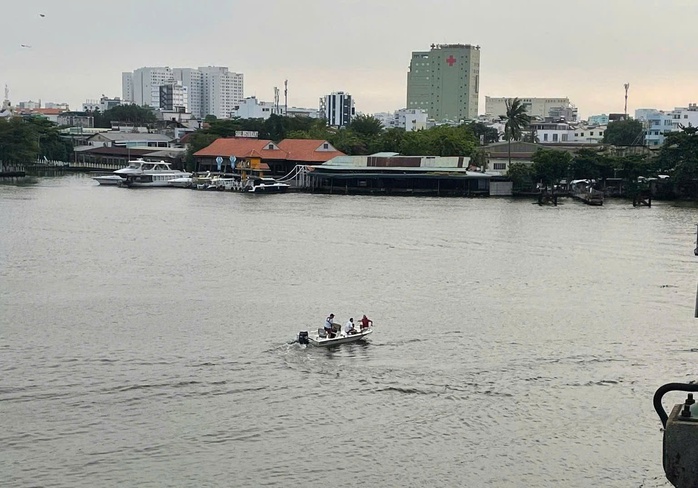Thanh niên trèo qua lan can cầu Bình Lợi, nhảy xuống sông Sài Gòn- Ảnh 2.