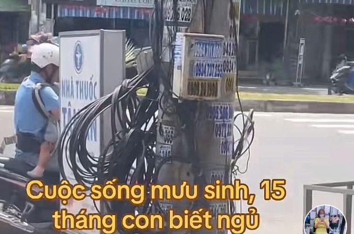 Xúc động hình ảnh người cha địu con nhỏ trước ngực đi làm giữa trời nắng gắt- Ảnh 1. Xúc động hình ảnh người cha địu con nhỏ trước ngực đi làm giữa trời nắng gắt- Ảnh 1.