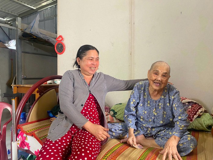 Bà Nguyễn Thị Mốc (ngụ xã Hiệp Phước, huyện Nhà Bè, TP HCM) và mẹ già vui mừng bên ngôi nhà mới được xây dựng từ nguồn kinh phí của chương trình “Mái ấm yêu thương - Hành trình lan tỏa hạnh phúc”. Ảnh: QUỐC ANH Bà Nguyễn Thị Mốc (ngụ xã Hiệp Phước, huyện Nhà Bè, TP HCM) và mẹ già vui mừng bên ngôi nhà mới được xây dựng từ nguồn kinh phí của chương trình “Mái ấm yêu thương - Hành trình lan tỏa hạnh phúc”. Ảnh: QUỐC ANH