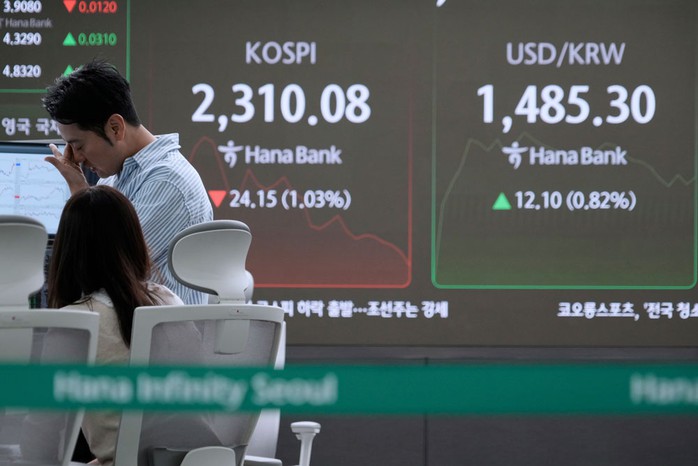 Một nhà giao dịch phản ứng trước màn hình hiển thị chỉ số chứng khoán KOSPI và tỉ giá hối đoái giữa đồng USD và đồng won Hàn Quốc tại một ngân hàng ở thủ đô Seoul - Hàn Quốc hôm 9-4. Ảnh: AP Một nhà giao dịch phản ứng trước màn hình hiển thị chỉ số chứng khoán KOSPI và tỉ giá hối đoái giữa đồng USD và đồng won Hàn Quốc tại một ngân hàng ở thủ đô Seoul - Hàn Quốc hôm 9-4. Ảnh: AP