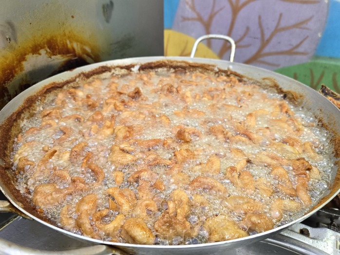 Tiệm cơm gà xối mỡ nóng hổi đông khách ở TP HCM- Ảnh 6. Tiệm cơm gà xối mỡ nóng hổi đông khách ở TP HCM- Ảnh 6.