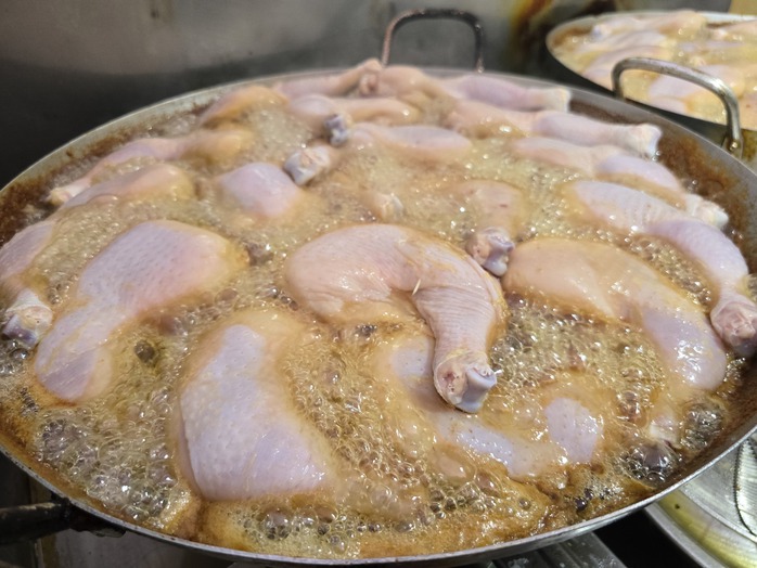 Tiệm cơm gà xối mỡ nóng hổi đông khách ở TP HCM- Ảnh 1. Tiệm cơm gà xối mỡ nóng hổi đông khách ở TP HCM- Ảnh 1.