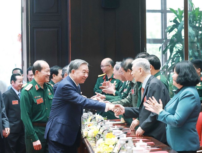 Tổng Bí thư Tô Lâm và các đại biểu tại cuộc Gặp mặt của lãnh đạo Đảng, Nhà nước với đại diện cựu chiến binh, cựu thanh niên xung phong, dân quân tự vệ tham gia cuộc kháng chiến chống Mỹ cứu nước. Ảnh: TTXVN Tổng Bí thư Tô Lâm và các đại biểu tại cuộc Gặp mặt của lãnh đạo Đảng, Nhà nước với đại diện cựu chiến binh, cựu thanh niên xung phong, dân quân tự vệ tham gia cuộc kháng chiến chống Mỹ cứu nước. Ảnh: TTXVN