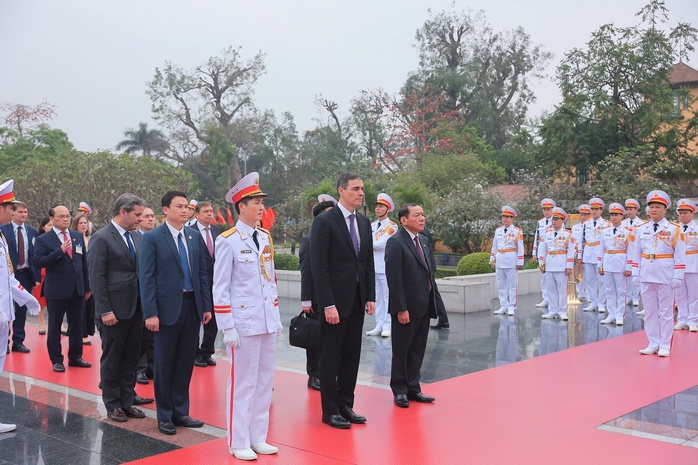 Thủ tướng Tây Ban Nha viếng Chủ tịch Hồ Chí Minh- Ảnh 6. Thủ tướng Tây Ban Nha viếng Chủ tịch Hồ Chí Minh- Ảnh 6.